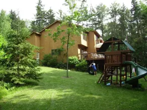 Expansive Lakehouse with Jacuzzi - Image 2