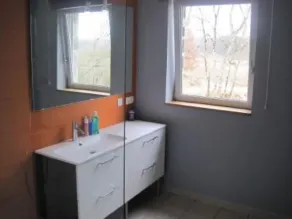 Moderne træhus med træforet terrasse og privat opvarmet pool - Image 2