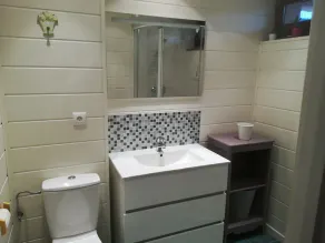 Cozy Apartment for 4 with Balcony, Parking & Pet Friendly - Near Ski Lifts & Town Center - Image 3