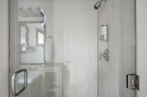 Boutique Luxury in Upscale Area with Private Entry & Bath, Villa B - Image 4