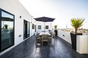 Suite Penthouse Deluxe: jacuzzi, terrazas privadas, impresionantes vistas! - Image 2