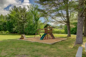 Comfortable motel rooms in a great location with shared resort amenities - Image 2