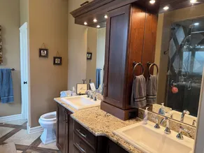 Sylvan Lake Executive Home, 10-minute walk to the beach - Image 3