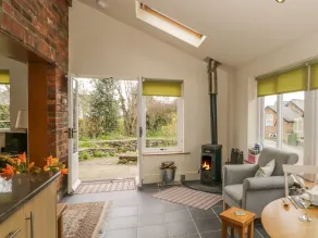 BECK COTTAGE, romantic, with open fire in Pennington - Image 2