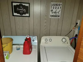 Cheerful 2 Bedroom Cottage with Hot Tub near Lake - Image 2