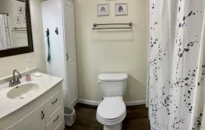 Cozy Chic Farmhouse for Traveling Professionals - Image 3