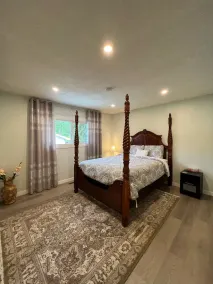 LUXURIOUS 3 BR Home in CENTRAL Calgary b/W AIRPORT & Downtown  - Image 5