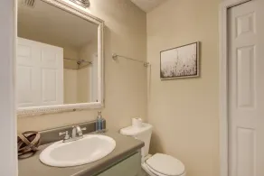 Spacious & Bright DWTN 3BR/2B, By Beach, W/ Kayaks - Image 4