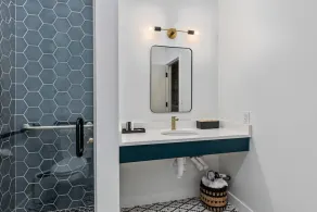 Downtown 5BR with private patio - Image 4
