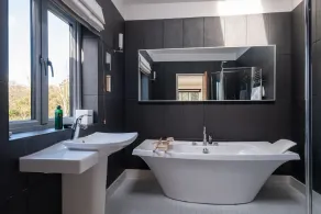 Cheltenham's Most Luxurious House - Beautiful Hot Tub & Indoor Pool - Image 4