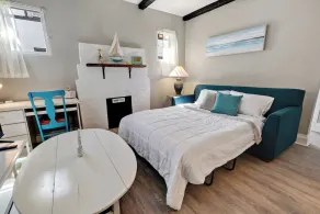 94 WalkScore | King Bed | Capitol Hill Beachy Apt - Image 4