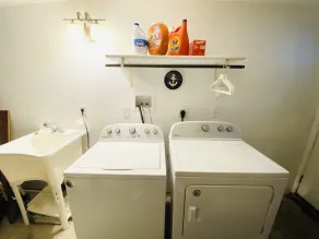 Stylish Loft with Parking Near NYC + Hospital - Image 3
