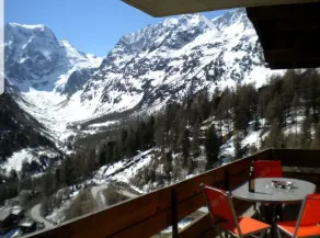 Facing the mountains - Image 5