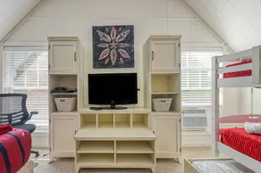 Beautiful lakefront home with fireplace, deck, central AC, & washer/dryer - Image 5