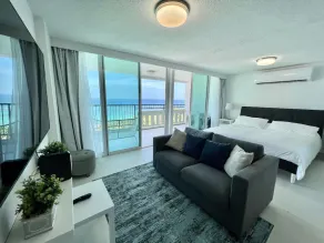 Caribbean Beach front King bed with large balcony - Image 4