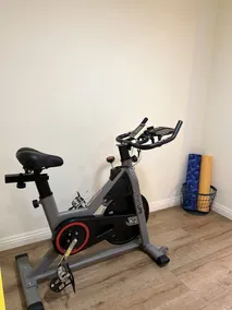 Bright Vibes Home- Sleeps 8- 1 block to University- Pacman, BBQ, Indoor Gym - Image 4