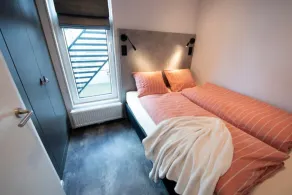 Comfortable, large, moored houseboat - Image 5