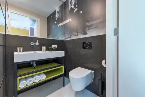 Apartamento exclusivo com cozinha e casa de banho privativas inspiradas na arte de Bart van der Leck - Image 5