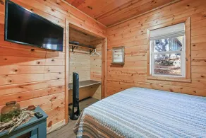 Cozy Lake Front Cabin - Image 4