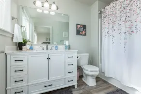 Spacious kitchen suitable for large groups, close to shopping, parks & wineries. - Image 3