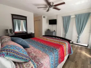 * SÆRLIGE NYE EJERPRISER * REN Opdateret Lakeview Condo, dæk m / bord og 6 stole - Image 5