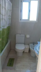 Bel appartement 3 chambres avec parking privé,  jardins, piscines, à la plage - Image 3