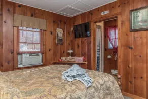 Cozy Cabin at Rockaway Rentals near Branson - Image 4