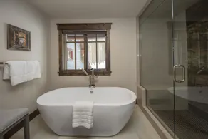 Spacious Elegance, 5 en-suites, hiking trail to town, packed with amenities! - Image 5