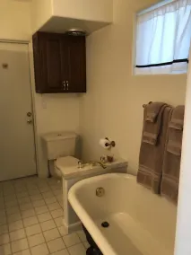 Private studio less than a mile from the beach, with Full Kitchen and Bathroom - Image 2