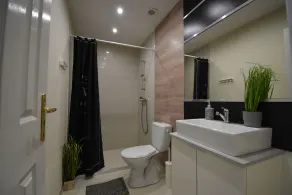 Beautiful Spacious Central - Image 2