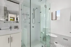 Bright & Spacious Surry Hills Apartment - Image 3