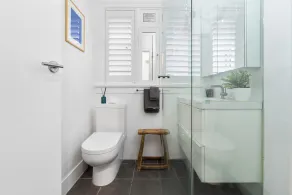 Bay View in Rushcutters Bay - Image 2
