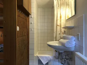 85 qm mit je Einem Wohnzimmer, Zwei Schlafzimmern, Dusche/wc, WC Extra und Einer - Image 2