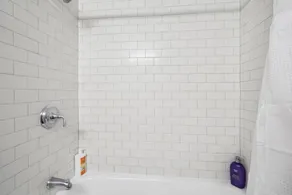 Executive King Suite / 5 min to DCA Pentagon HQ2 / Free Parking - Image 5