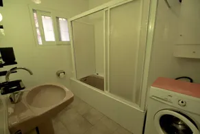 Maison dans un quartier central avec piscine privée. - Image 2
