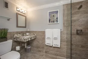 Nouveau concepteur moderne 2BR, 1BA à côté de l'accès Intercoastal.  Parking pour bateaux disponible. - Image 4