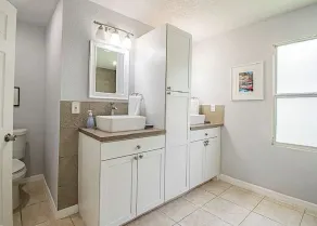 Spacious 3Bed, 2Bath Home with Open Floor Plan - Just 2.5 Miles from the Beach! - Image 3