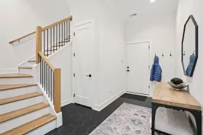 Luxury SOHO Styled Two-Level Townhouse - Old Town - Image 2