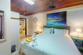 Air-conditioned suite with WiFi and a shared pool/terrace - walk to the beach - Image 4