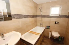Desfrute desta casa de luxo num ambiente verdadeiramente bonito, perto de Nové Mesto - Image 4