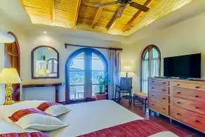 Impeccable Private Villa with Awe-Inspiring Views - Image 5