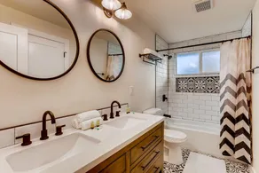 Stunning Farmhouse ♞ Meets Contemporary Lifestyle - Image 3
