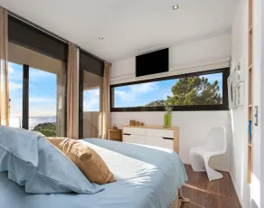 Child-friendly villa with sea view - Image 5