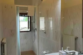 Cozy apartment with 3 bedrooms located in the historical part of the city - Image 5