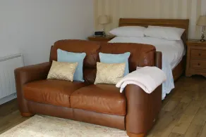 Suite de lujo para 2 con bañera de hidromasaje exclusiva, batas, jardín propio y bicicletas-North Wales - Image 4