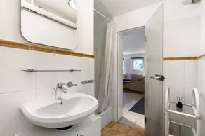 Centrally Located and Quiet Trade Fair Apartment Berlin - Image 3