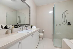 Absolute Beachfront - Luxury Accommodation in Rosebud - Image 4