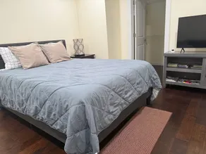 Spacious 1 bedroom apartment <br>2 mins to shopping malls and restaurants - Image 5