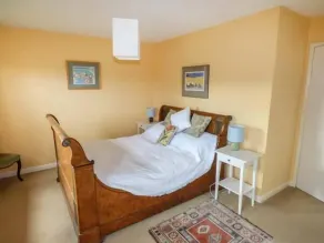 FIELDSIDE, pet friendly, with a garden in Totland - Image 4