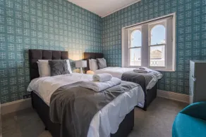 Sir Arthur Conan Doyle Apartment (No 6) 1, Elliot Terrace - stunning sea views over Hoe and Plymouth - Image 5